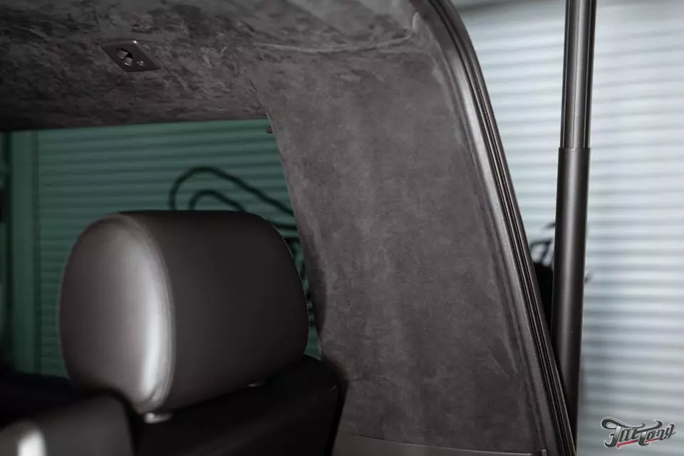 VW Multivan. Перетяжка потолка в алькантару с лазерной гравировкой кнопок + розетки по салону